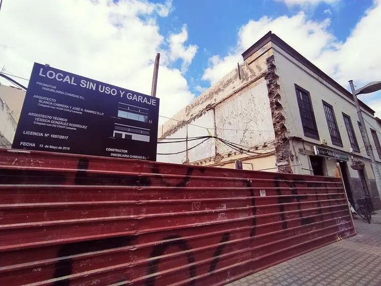 Iniciada la construcción de este edificio comercial en la calle Real. Con una licencia otorgada hace tiempo