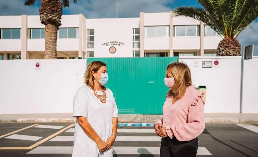 Adjudicadas las obras para la ampliaicón del ecocomedor del Capellanía. La alcaldesa y la concejal de Educación junto al colegio de Arrecife