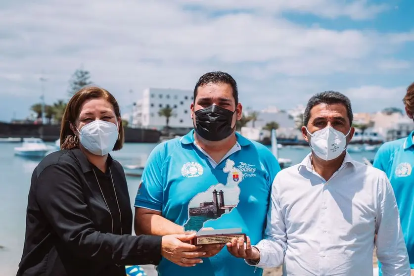 Reconocimiento al Club Los Marlines por sus nuevos triunfos deportivos. La alcaldesa de Arrecife y el concejal de Deportes hacen entrega de un reconocimiento