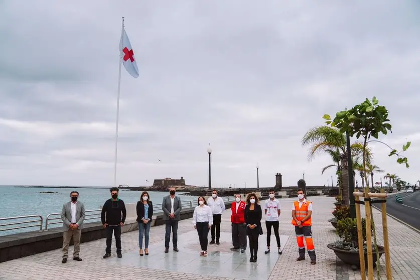 La bandera de Cruz Roja ondea junto al Ayuntamiento de Arrecife