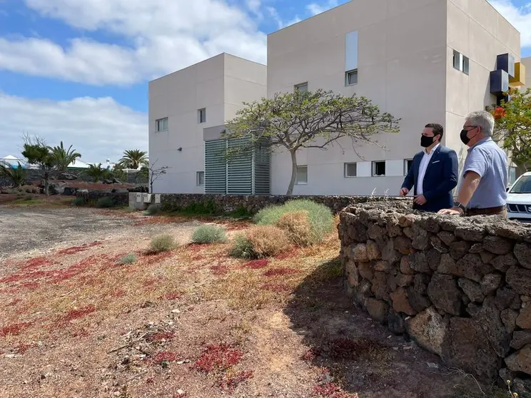 El alcalde de Yaiza y el concejal de Sanidad en la parcela donde se ampliará el centro