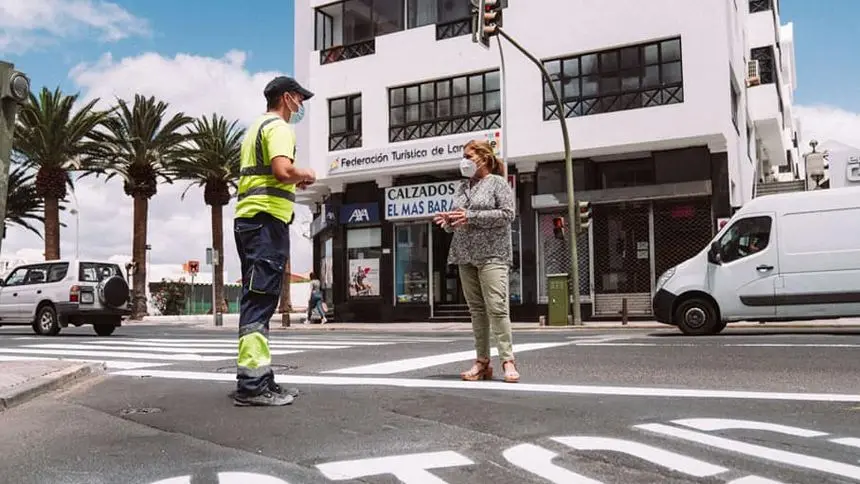 Arrecife realiza nuevos trabajos para reforzar la seguridad vial. La concejal de Movilidad supervisa los trabajos