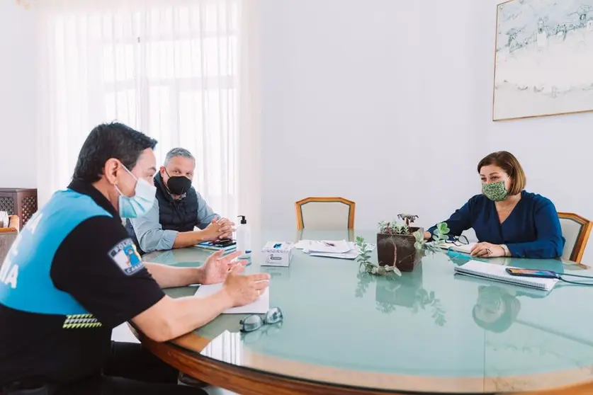 Arrecife despliega un dispositivo especial este fin de semana, tra finalizar el toque de queda. Reunión en la alcaldía donde el jefe de Policía da los detalles del operativo