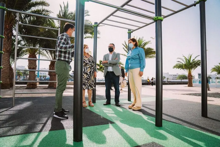 El Ayuntamiento de Arrecife estrena el primer parque de calistenia en la capital de Lanzarote. Suelo de caucho