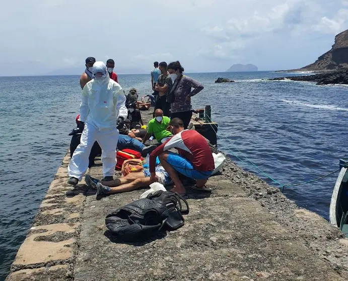 Imagen de los inmigrantes que llegaron por la mañana a Alegranza.