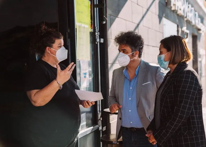 La alcaldesa de Arrecife, Astrid Pérez, y el concejal Armando Santana visitan a los pequeños comercios y locales de hostelería afectados por la Covid