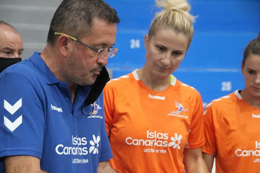 El entrenador del Puerto del Carmen dando instrucciones a sus jugadoras.