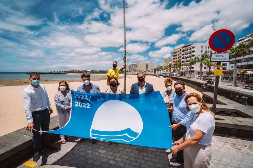 Izada de la bandera azul por las autoridades de Arrecife en la playa del Reducto
