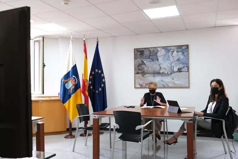 La consejera de Economía, Conocimiento y Empleo del Gobierno de Canarias, Elena Máñez, junto a la directora gerente de la empresa pública Sociedad Canaria de Fomento Económico (Proexca), Dácil Domínguez, se reúne con el consejero jefe de la Oficina Económica y Comercial (Ofecome) de la Embajada de España en Reino Unido, Álvaro Nadal