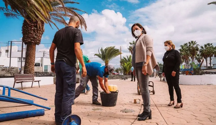 La alcaldesa Astrid Pérez y la concejal del Área de Parques Infantiles, junto a un parque biosaludable en el barrio de Altavista