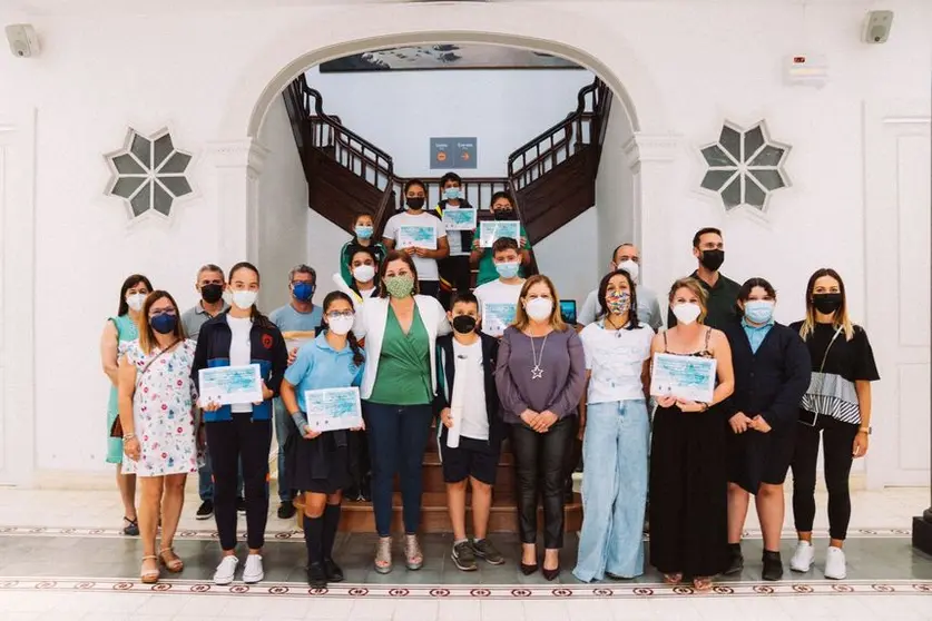 La alcaldesa y la concejal de Medio Ambiente, junto a la coordinadora del documental con los docentes y alumnos participantes