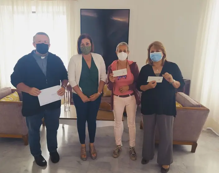 Entrega de las becas a dos universitarios de Arrecife con el legado de Luis Ramírez