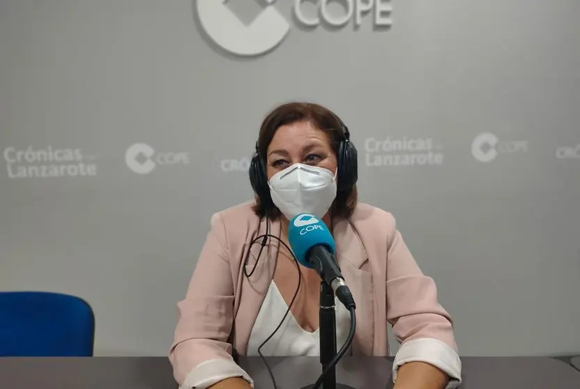 Astrid Pérez en los estudios de Crónicas Radio-COPE Lanzarote.