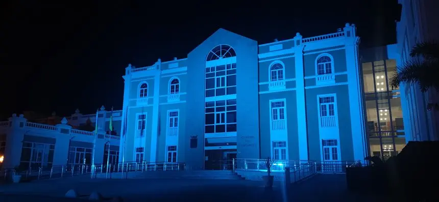 Iluminación Cabildo Día Nacional de la lengua de Signos  (1)