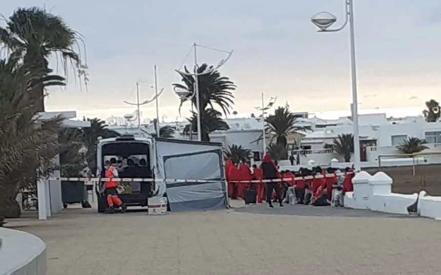 Imagen de los inmigrantes en el paseo de la playa de Guacimeta.