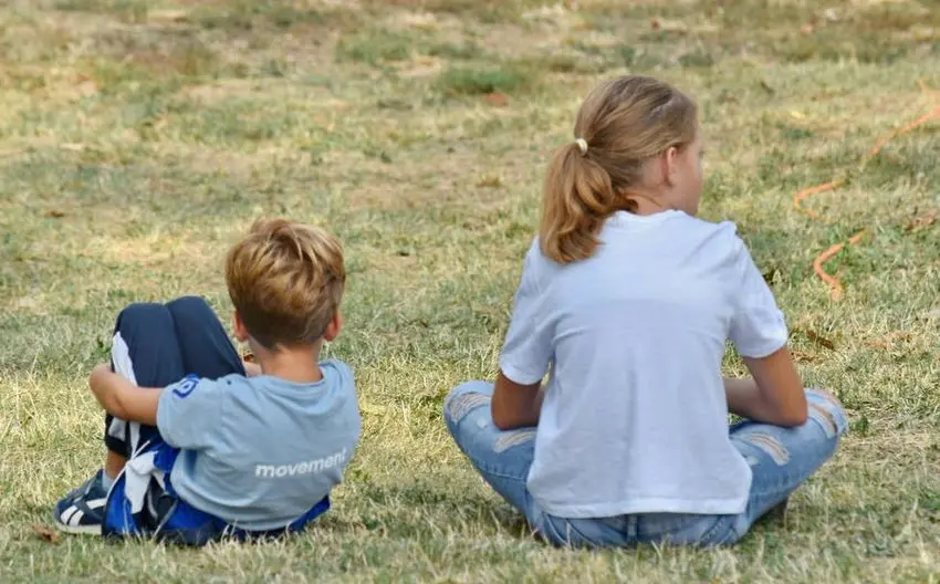 niños espaldas
