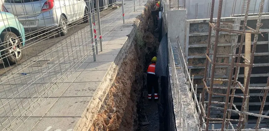 Momento en el que los bomberos entraron en la zanja