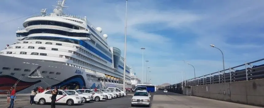 Taxis de Arrecife en el muelle.