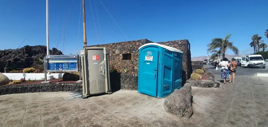 Baños químicos en Playa Chica