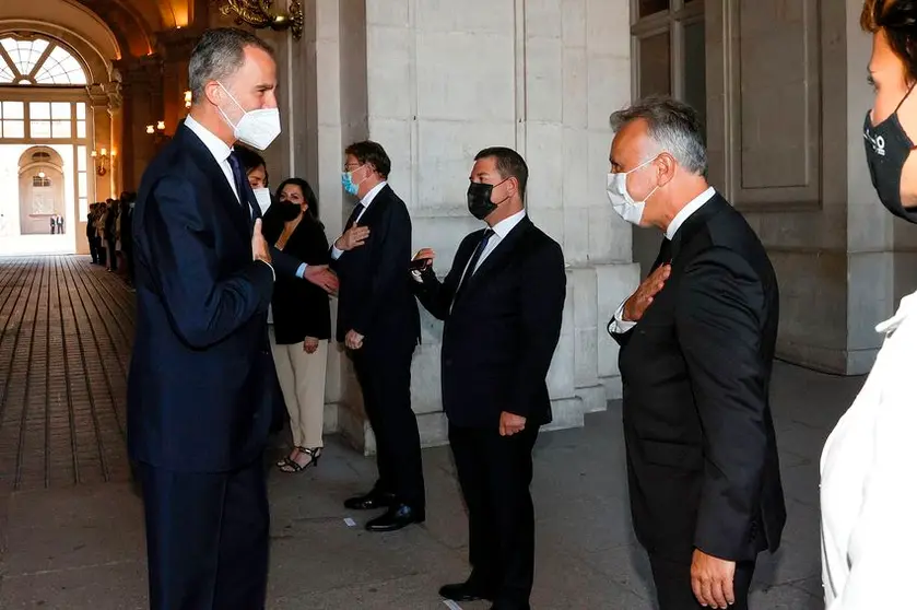 MADRID, 15/07/2021.- El rey Felipe saluda al presidente de Canarias, Ángel Víctor Torres, a su llegada al acto de homenaje de estado a las víctimas de la pandemia de la covid-19 y de reconocimiento al personal sanitario, este jueves en la Plaza la Armería del Palacio Real en Madrid. EFE/Ballesteros/ POOL
