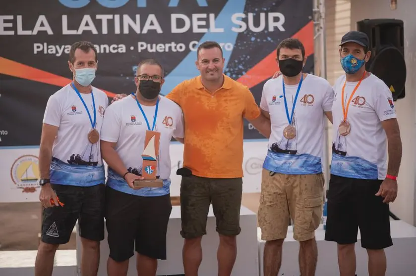 Campeones con el concejal de Deportes de Yaiza  Ángel Lago