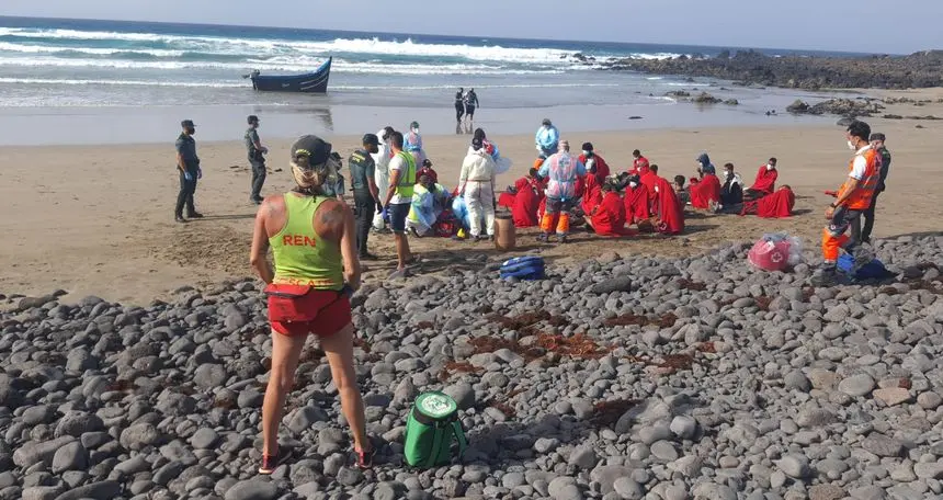 Imagen de los inmigrantes siendo atendidos en la playa del norte de Lanzarote