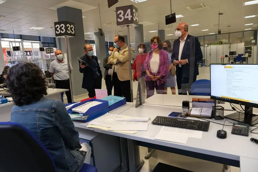 El viceconsejero de Empleo del Gobierno de Canarias, Gustavo Santana, y la directora del Servicio Canario de Empleo (SCE), Dunnia Rodríguez, recibieron este jueves al director general del Servicio Público de Empleo Estatal (SEPE), Gerardo Gutiérrez, y a la subdirectora general de Políticas Activas de Empleo del organismo autónomo adscrito al Ministerio de Trabajo y Economía Social junto al delegado del Gobierno de España en Canarias, Anselmo Pestana