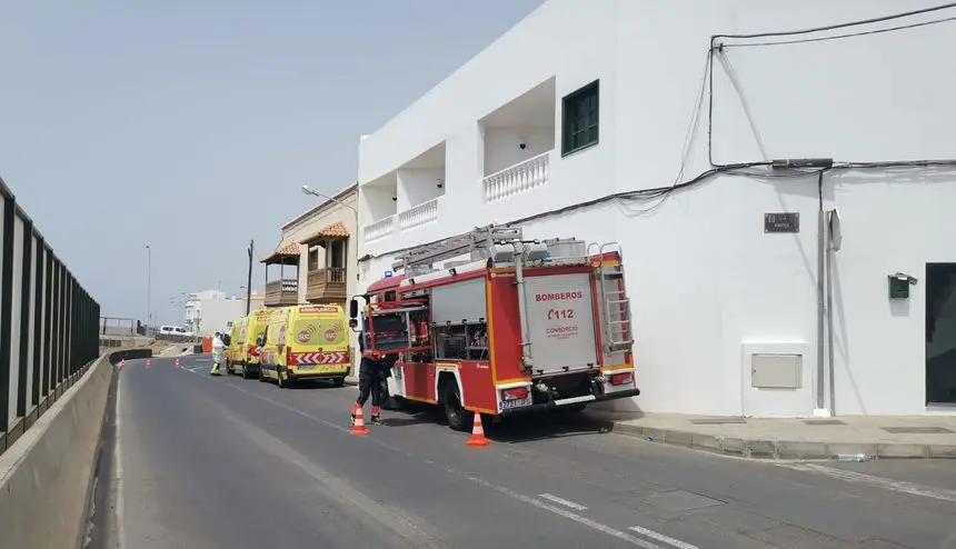 Momento de la actuación de los bomberos en la vivienda de Maneje