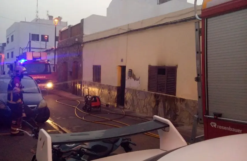 Momento de la actuación de los bomberos en la vivienda incendiada de Arrecife