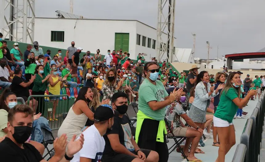 Imagen de los aficionados en el terreno del sur de la Isla