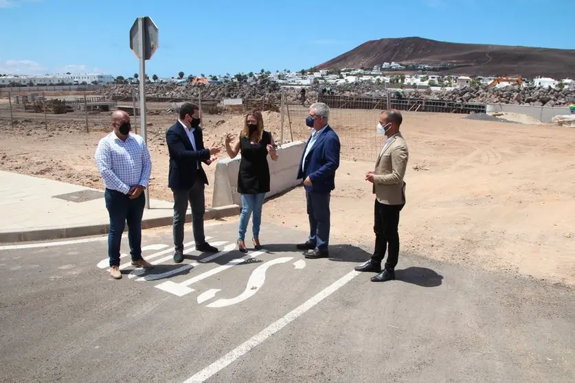 Visita al campo de fútbol de Playa Blanca, obra cofinanciada por las dos administraciones