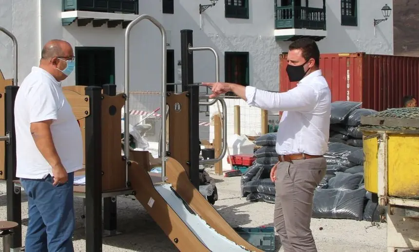 El alcalde y el concejal de Parques en visita a los trabjos del parque Plaza de Remedios (1)