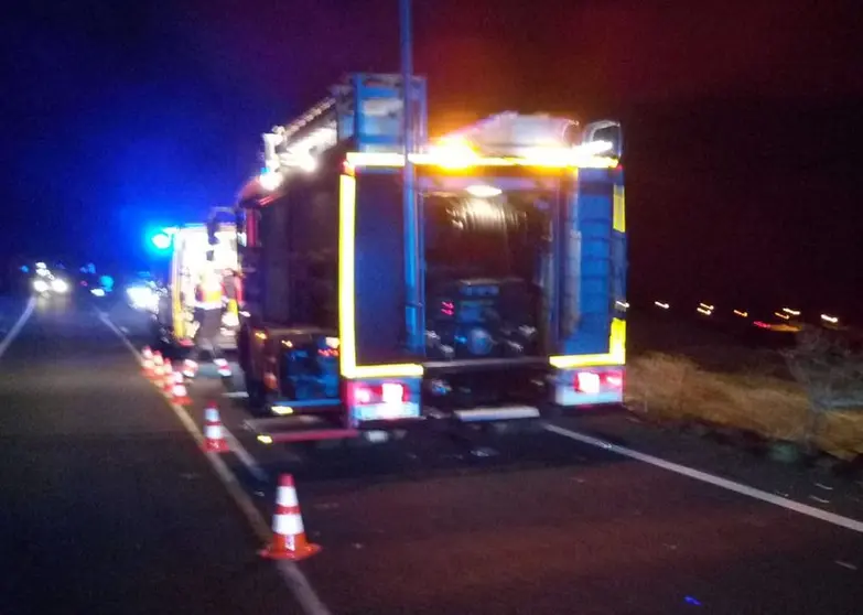 Imagen del momento de la actuación de los bomberos en la zona del accidente