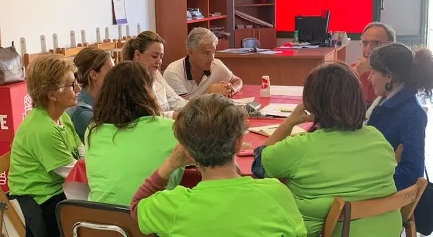 José Juan Cruz y María Dolores Corujo en una reunión de trabajo con el grupo de las Kellys y sus representantes en el Congreso y en el Senado.