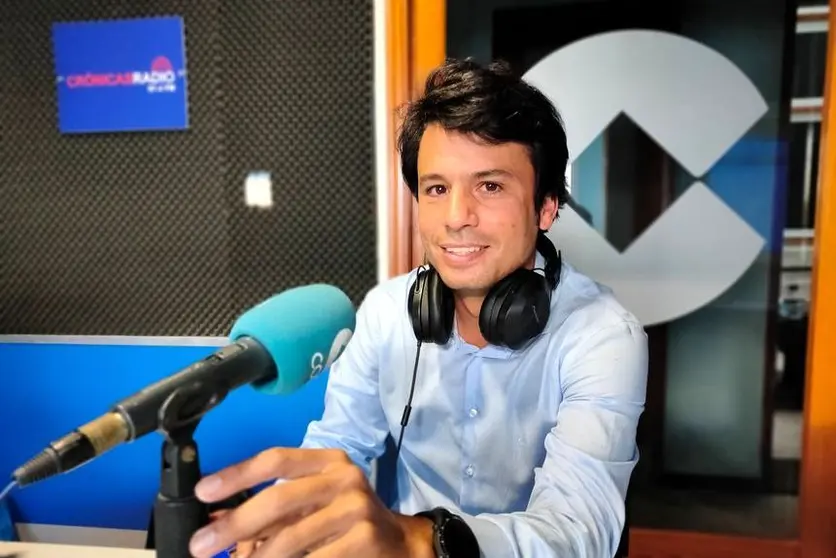 Marcos Bergaz en los estudios de Crónicas Radio.