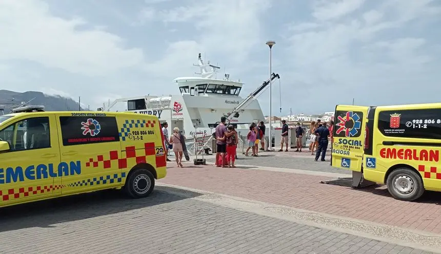 Momento del traslado del hombre accidentado en La Graciosa.