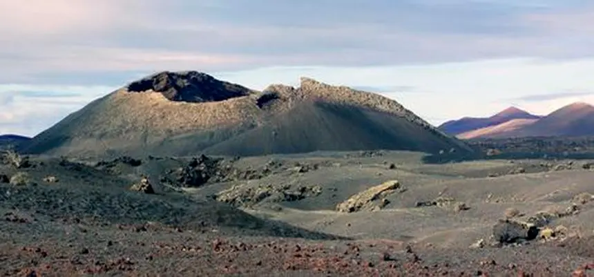 Imagen de archivo de un volcán en Lanzarote