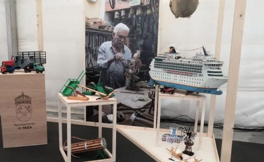 Imagen del polémico barco de cruceros que llevó Yaiza a su expositor en la Feria de Artesanía.