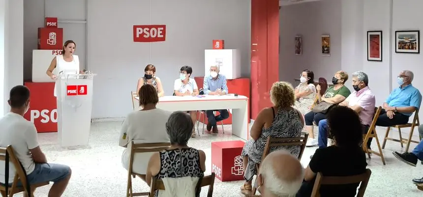 La secretaria general hablando para los integrantes de la formación en la sede de Arrecife