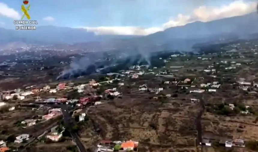 CENIZAS Y NUBE AZUFRE VOLCÁN LA PALMA