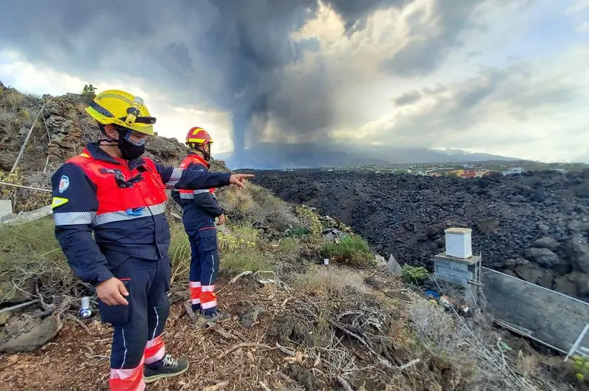 Los bomberos de Lanzarote se encontraban este viernes colaborando en la zona más afectada por la erupción