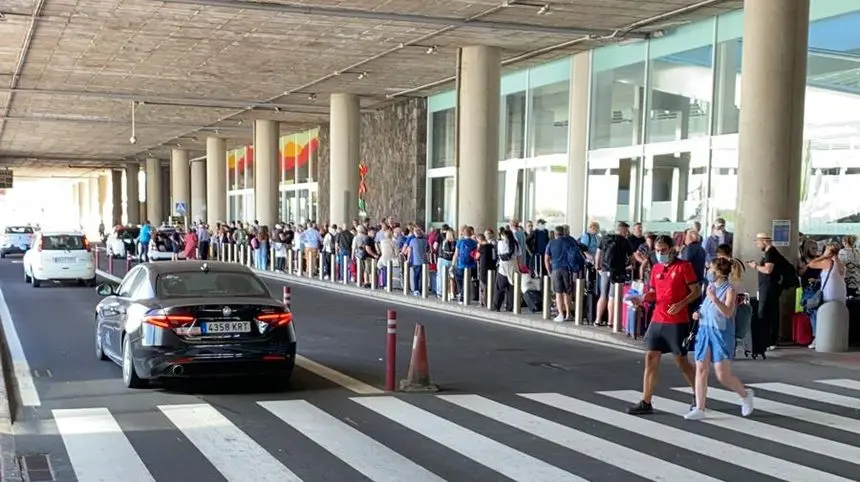 Imagen de la enorme cola que se ha formado este domingo en el aeropuerto de Lanzarote