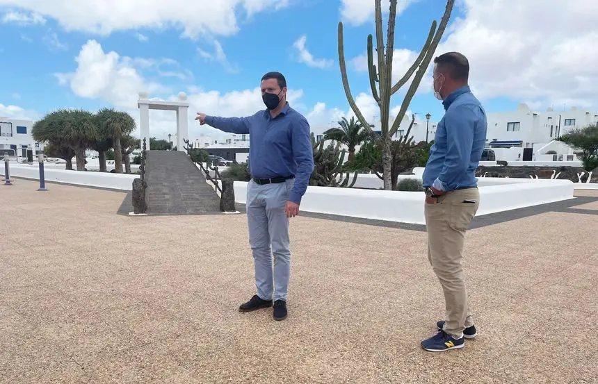 Óscar Noda en visita a la zona donde estará situado el parque
