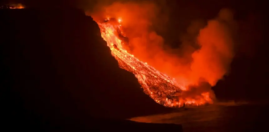 Momento en el que la lava entra en contacto con el mar en La Palma. 