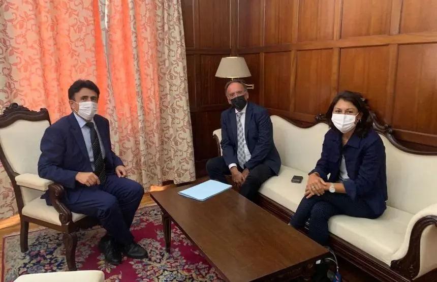 Manuel Fajardo y Paloma Hernández junto a Juan Luis Lorenzo Bragado 