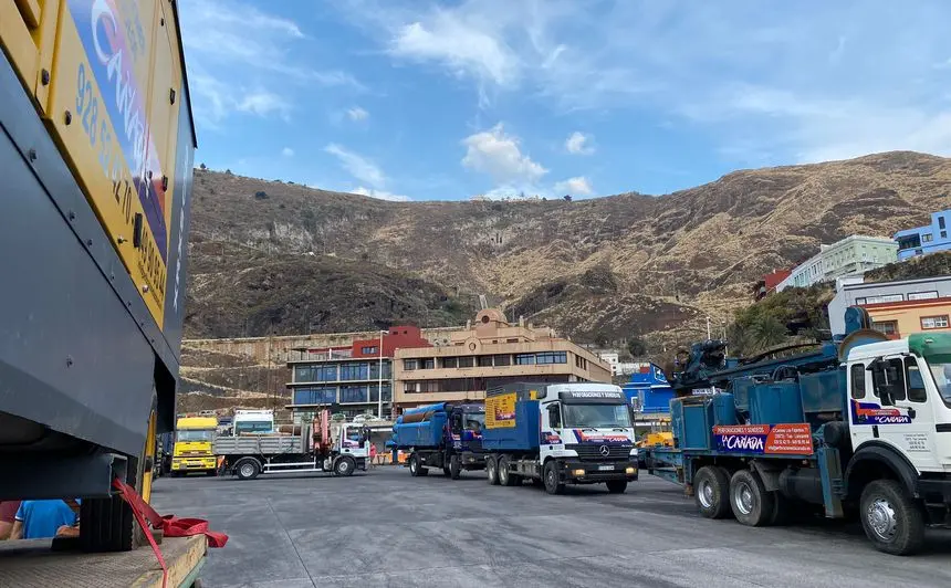 Imagen de la maquinaria desplazada de Perforaciones y Sondeos La Cañada desplazadas a La Palma para la instalación de las desaladoras por la crisis del volcán.