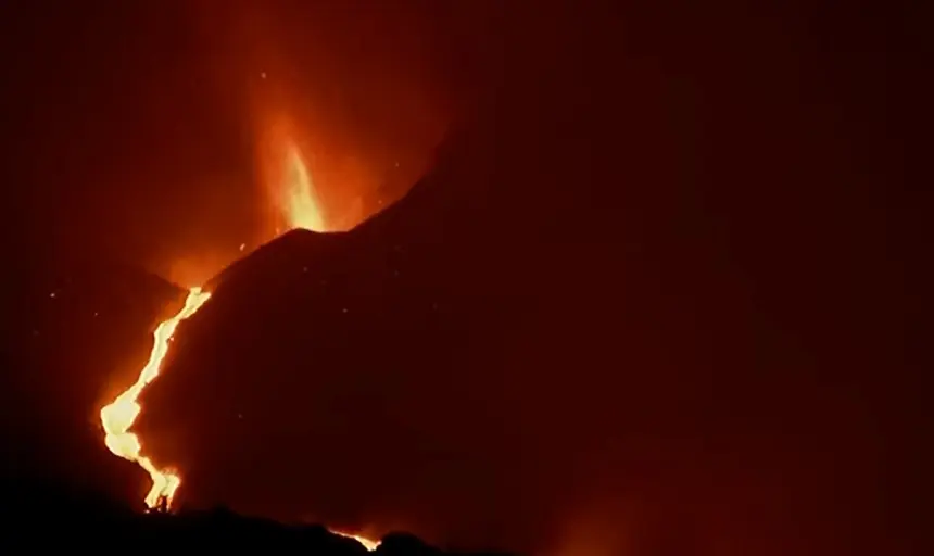 Imagen en directo de la violencia con la que se estaba comportando este sábado por la noche el volcán de La Palma. 