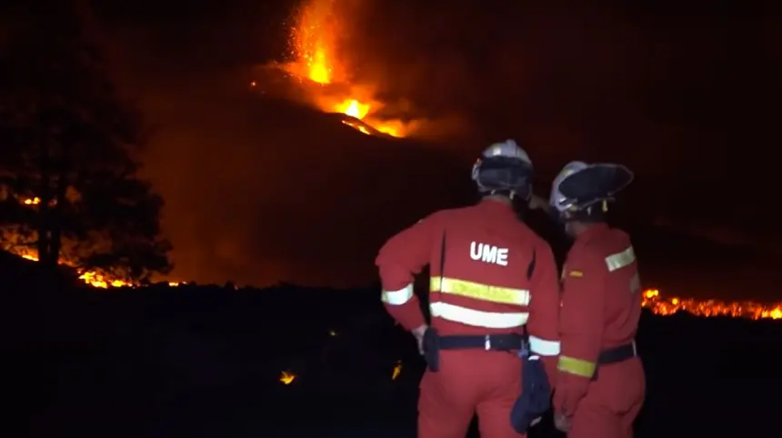 Los soldados de la UME siguen permanentemente atentos a los posibles cambios del volcán de La Palma. 