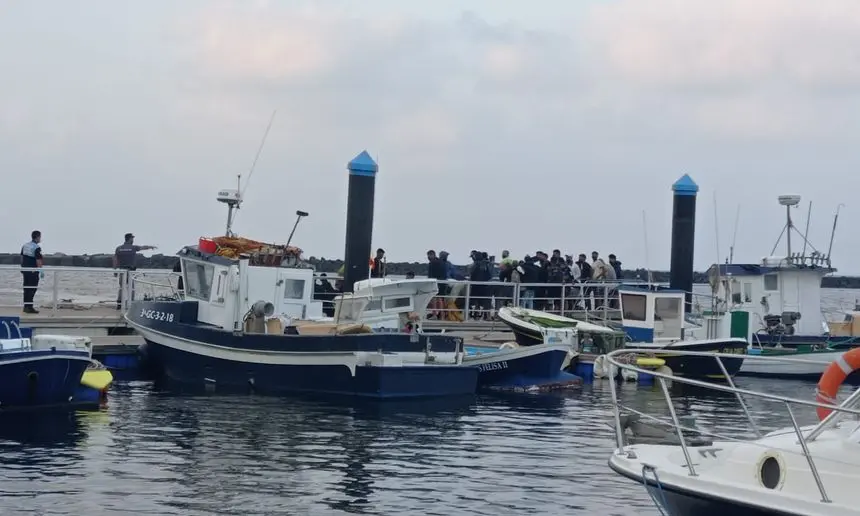 Momento en el que desembarcan los inmigrantes. en el puerto de Órzola