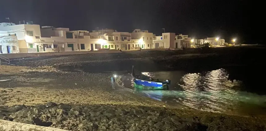 Imagen de la patera que llegó de madrugada a Caleta de Caballo.